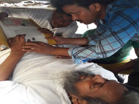 बीमार बाप ने स्ट्रेचर पर ही पांच बेटों के बीच संपत्ति का किया बंटवारा