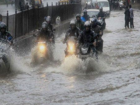 निर्देशक मधुर भंडारकर ने शेयर किया मुंबई में बारिश का VIDEO