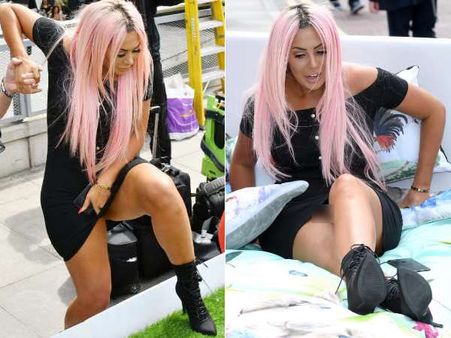 शो में पहुंची अभिनेत्री का फिसला पांव, दिख गए स्कर्ट के भीतर के अंग