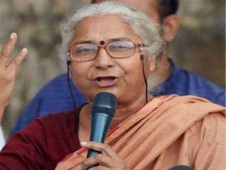 सरदार सरोवर बांध के विस्थापितों से मिलने जा रही मेधा पाटकर धार में गिरफ्तार