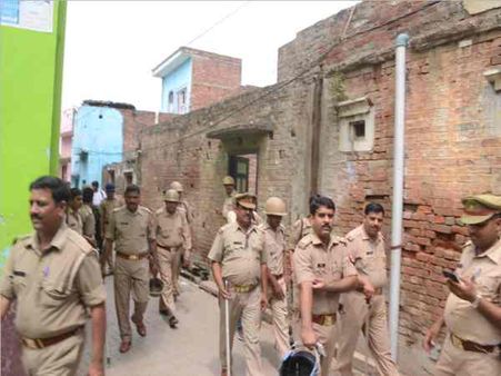 गोहत्या के आरोपी को पकड़ने गई पुलिस पर पथराव, 2 सिपाही घायल