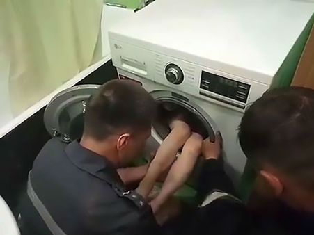 Video:लुका छिपी खेल के चक्कर में वाशिंग मशीन में फंसा 7 साल का बच्चा और फिर...