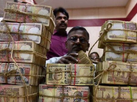 नोटबंदी में भी लोगों ने लगाया मोदी सरकार को लगा चूना, 23,235 करोड़ के नकली नोट पहुंचे सिस्टम में