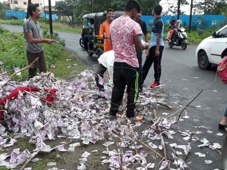 जब सड़क किनारे 2000-500 के नोट बिखरे देख दौड़े लोग, खुद ही ठगे रह गए