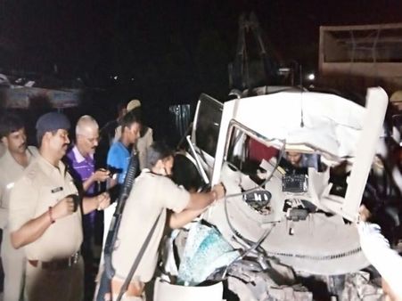 VIDEO: सड़क हादसे में 4 की मौत, डेड बॉडी निकलवाने के लिए बुलानी पड़ी क्रेन