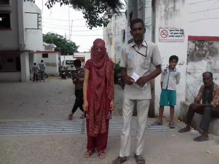 तेजाब से चेहरा बिगाड़ने का दिया डर, लड़की ने किया खुद को कैद