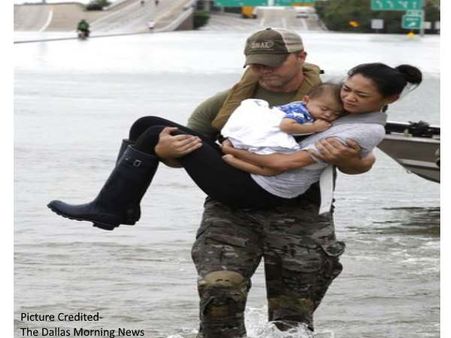 बाढ़ से मां-बेटे को यूं बाहर लेकर आया एक जवान, दिल छू जाने वाली तस्वीर सोशल मीडिया पर हुई वायरल