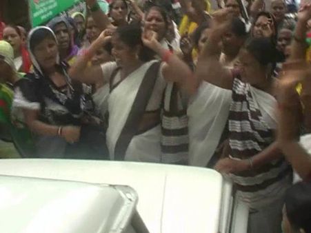 VIDEO: कलेक्ट्रेट परिसर में अधिकारियों की गाड़ियां रोक आशाओं ने किया जोरदार प्रदर्शन