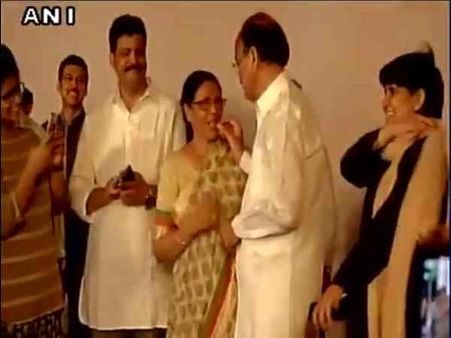 VIDEO: उपराष्ट्रपति बने वेंकैया नायडू को पत्नी ने हाथों से मिठाई खिला दी शुभकामनाएं