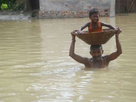 PICs: बाढ़ की विनाश लीला से बिहार में त्राहिमाम, सैकड़ों गांव के लाखों लोग बेहाल