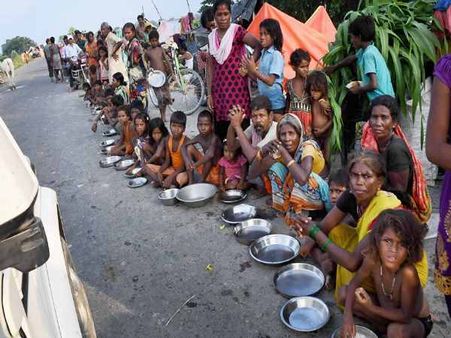VIDEO: बाढ़ पीड़ितों की बेबसी, मजबूरी और भुखमरी, तस्वीरें देख सहम जाएंगे आप!