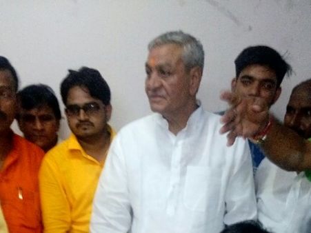शिविर में नेता जी बुलाते ही रह गए, रक्तदान को कोई नहीं आया आगे