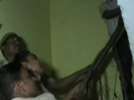 VIDEO: सांड चढ़ा दूसरी मंजिल, फिर उतरा कैसे वो देखिए...