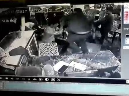 VIDEO: दो गुटों में भयानक मारपीट, दूर-दूर तक वीडियो वायरल