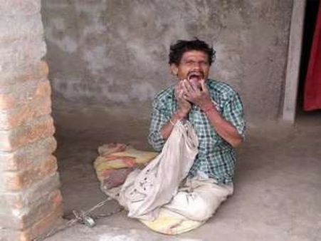 महिला ने अपने ही सुहाग को जंजीरों में जकड़ा, रुला देगी ये मजबूरी!