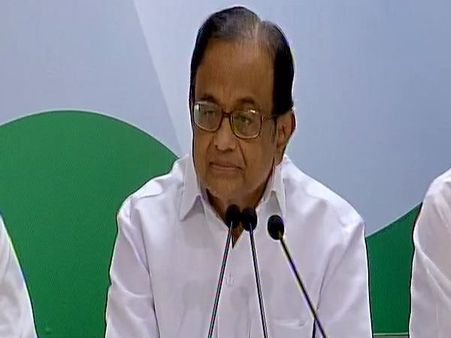 निजता के अधिकार पर सुप्रीम कोर्ट का फैसला: चिदंबरम ने सरकार को घेरा, कहा- आधार में कोई कमी नहीं है