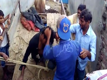 VIDEO: बैल चुराने आया चोर रस्सी से बांधकर रात भर पीटा गया