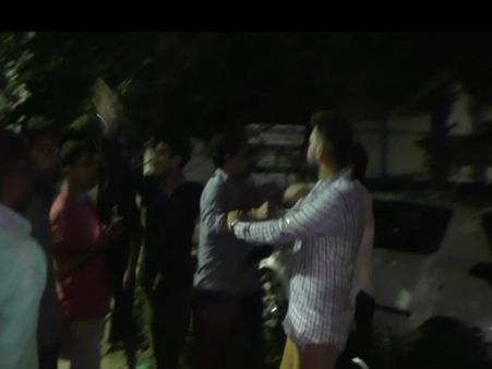 VIDEO: चौकी पहुंचकर बढ़ गई और हाथापाई, एक से थे परेशान तो दूसरा पड़ गया गले