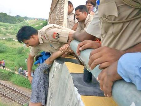 गले में पट्टा डालकर बाद में लटकाया पहले गुप्तांग पर किया जघन्य हमला