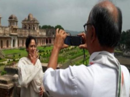 मांडू का महल देख दिग्विजय भी हुए सेल्फियाना, पत्नी अमृता को किया कैमरे में कैद