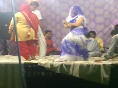 VIDEO: रात को मंदिर में रागिनी कलाकारों का फूहड़ डांस