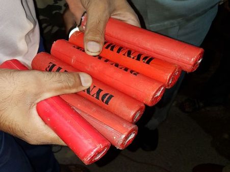 बॉर्डर पर डायनामाइट का सच आया सामने, पैकेट के अंदर निकली मोमबत्तियां