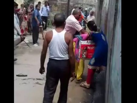 VIDEO: बाप के मरते ही बहनों में चलने लगे लात-घूंसे, संपत्ति के लिए नहीं रहीं सगी