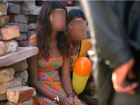 दिल्ली महिला आयोग के एक नोटिस से दहशत में जीबी रोड की सेक्स वर्कर, कोठों पर भी हड़कंप