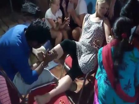 VIDEO: विदेशी दंपति हुआ हिंदुस्तानी संस्कृति का इतना मुरीद कि दोबारा यूपी में रचा ली शादी