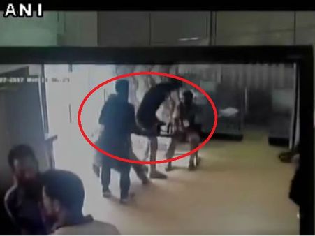 Video:रायफल छीनकर भागने लगा आतंकी,बैंक के गार्ड ने दिखाई गजब की जाबांजी