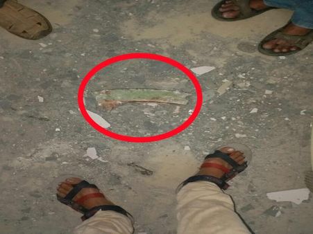 VIDEO: घर की छत पर गिरा हेलिकॉप्टर का पार्ट, घटना से मची भगदड़