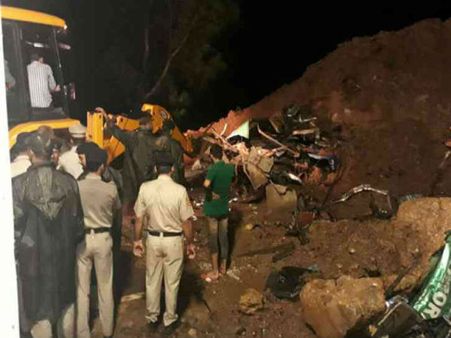 हिमाचल प्रदेश: टूटा हुआ पहाड़ का टुकड़ा बस से टकराया, 25 लोगों के मौत की आशंका
