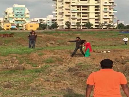 VIDEO: पति ने पत्नी पर किया खूनी हमला, लोगों का बनाया गया वीडियो वायरल