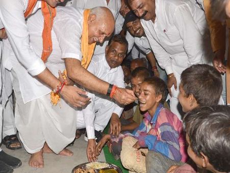 PICs: गरीब को दो वक्त का मिले भोजन इसलिए खुली है 'प्रभु की रसोई'