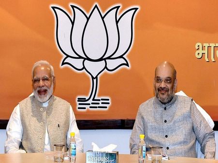 AIADMK के दोनों धड़ों के विलय से बीजेपी को फायदा, पीएम मोदी के ट्वीट में छिपा है संकेत