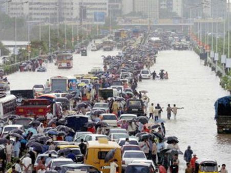 2005 की बारिश को याद कर आज सहमे हुए हैं मुंबईकर, तब की तस्वीरें