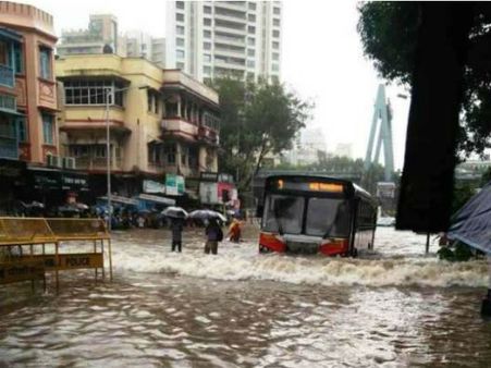 मुंबई बारिश: स्टेशन में फंसे मुंबईकरों के लिए बढ़ाई गई बेस्ट बसों की सुविधा
