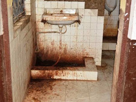 PICS: सरकारी दफ्तरों की दीवारें लाल, देखिए बाबू-अफसरों का ये कमाल!