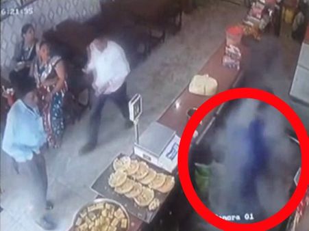 VIDEO: रेस्टोरेंट मालिक की जेब में फटा चाइनीज फोन, मचा हड़कंप