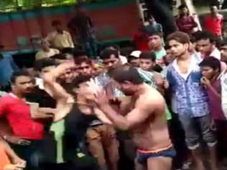 PICs: कोचिंग वाली लड़की से छेड़छाड़ पड़ी भारी, बीच बाजार कपड़े उतारकर की गई मनचले की पिटाई