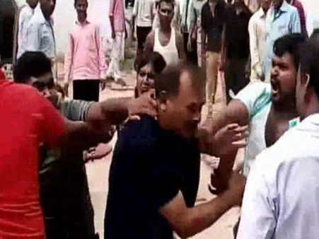 VIDEO: जब थाने पहुंचीं लल्ली और कल्ली तो पुलिसवाला जोड़ता रह गया हाथ!