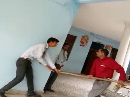 VIDEO: डंडा टूट जाने पर लाठी बरसाने वाला प्रिंसिपल, कांप जाएंंगे आप!