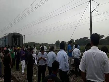 PICs: अपने इंजन से अलग हुए दिल्ली-लखनऊ शताब्दी के 6 डिब्बे