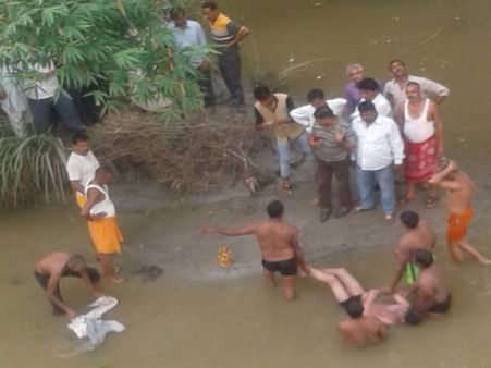 VIDEO: नदी में सेल्फी ले रहे छात्रों की टोली डूबी, 3 की मौत, 2 बाल-बाल बचे