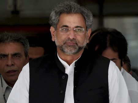 पाकिस्तान के नए पीएम शाहिद खकान अब्बासी से कोई हाथ तक मिलाने को तैयार नहीं, ये है कारण