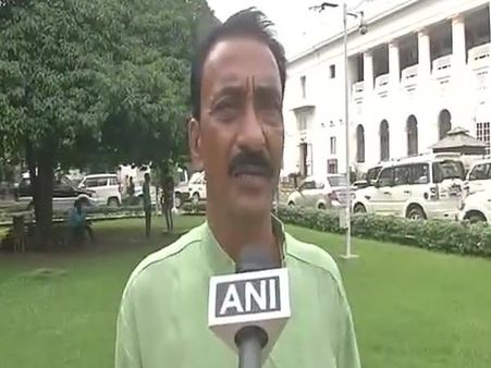 वेंडर की पिटाई करते नजर आए टीएमसी विधायक, देखिए वीडियो...