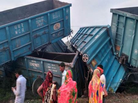 मालगाड़ी के पटरी से उतरे 16 डिब्बे, कई राज्यों को जोड़ने वाला रेल रूट ठप