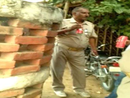 VIDEO: ऑन ड्यूटी बीयर पीती यूपी पुलिस, बीच-बीच में फांकती नमकीन