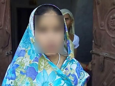 VIRAL VIDEO: दबिश डालने गए दरोगा ने की महिला से अभद्रता
