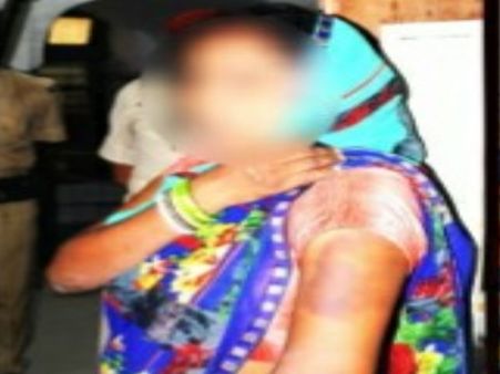 मोबाइल में गाना डलवाते-डलवाते युवक से संबंध बनाने लगी 4 बच्चों की मां